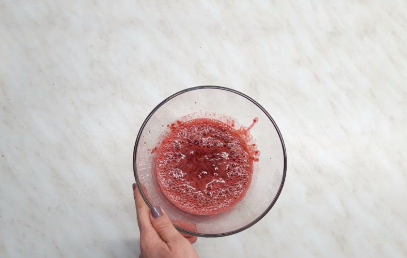 1. Этап. Мясо в вишневом соусе: 1. Приготовьте соус: в вишню без косточек добавьте красное полусладкое вино, бальзамический уксус, нарезанный имбирь, соль, перец и хорошо перемешайте с помощью блендера до однородного состояния.