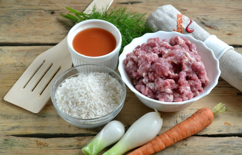 1. Этап. Ежики с подливкой: Подготовьте необходимые ингредиенты. Свинину пропустите через мясорубку. Рис промойте, почистите лук и морковь.