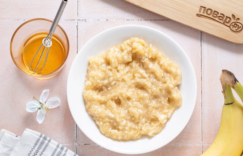 1. Этап. Банановые крекеры: В небольшом количестве горячей воды растворите кленовый сироп. Банан очистите и разомните вилкой.