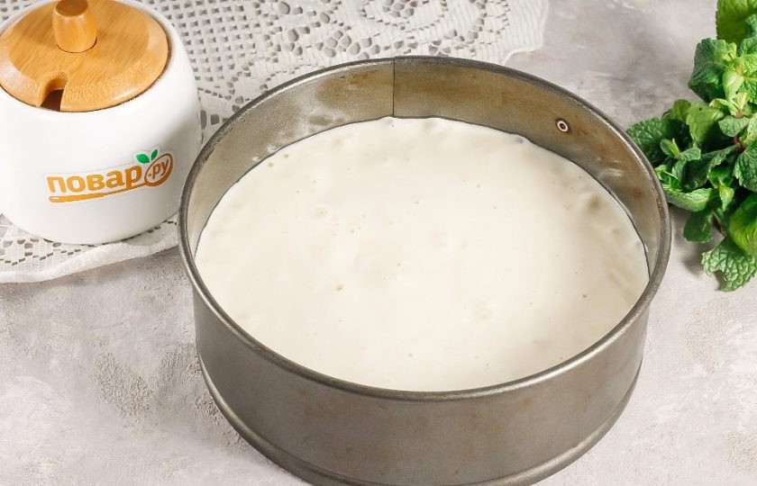 1. Этап. Идеальный бисквит: Разогрейте духовку до 180 градусов. Смажьте форму растительным маслом без аромата или топленым сливочным. Перелейте в форму приготовленное бисквитное тесто. Слегка разровняйте его поверхность и поместите форму в духовку, желательно на средний уровень.