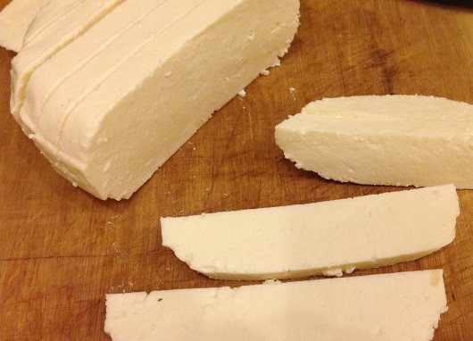 1. Этап. Вегетарианская рыба в кляре: Сыр нарезаем тонкими брусочками.