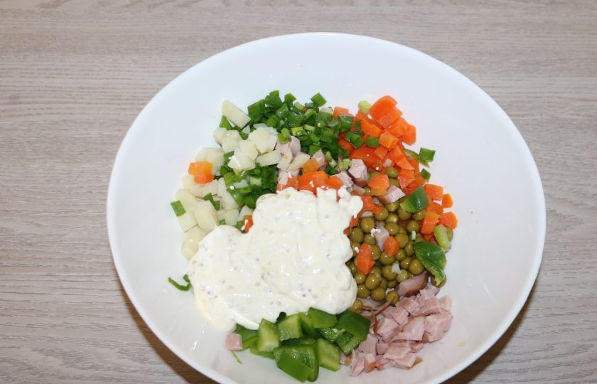 1. Этап. Салат Киевский: Добавьте заправку в салат.