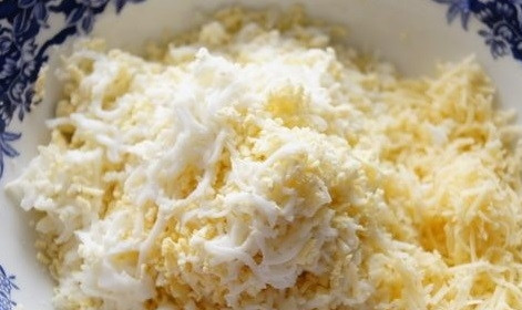 1. Этап. Рулетики из теста фило с крабово-сырной начинкой: 1. Яйца отварите вкрутую, остудите, очистите и натрите на терке вместе с сыром. Шпинат вымойте, измельчите и протушите на сливочном масле минут 5, подсолив по вкусу.