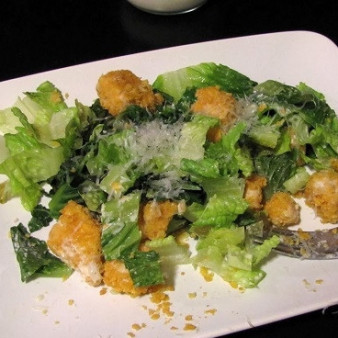 Салат Цезарь со сметанно-лимонной заправкой