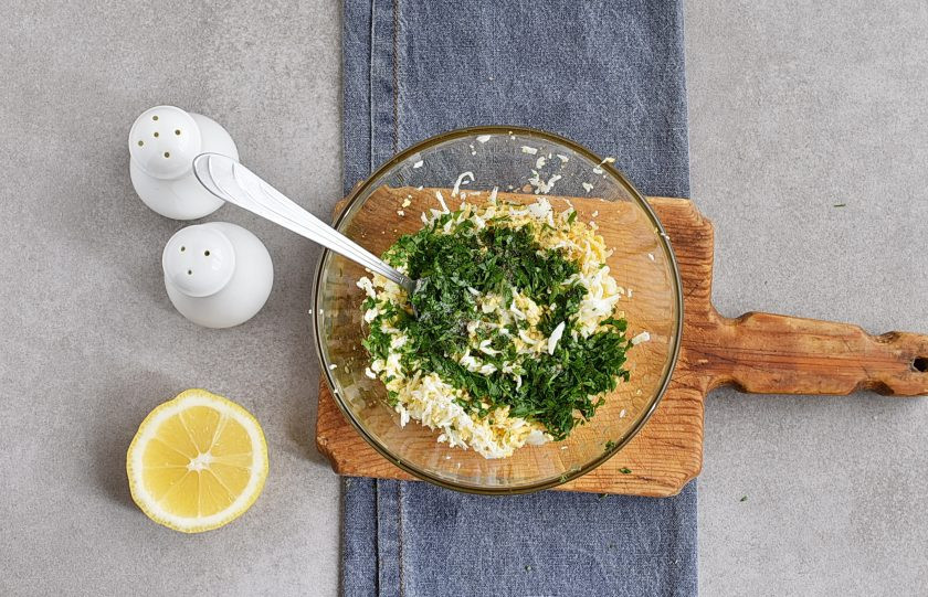 1. Этап. Треска по-польски: Выложите яйца и зелень в миску, посолите и поперчите по вкусу. Выжмите лимонный сок и перемешайте. Сливочное масло растопите в сотейнике или микроволновой печи и теплым залейте яичную смесь. Перемешайте вилкой до однородности.