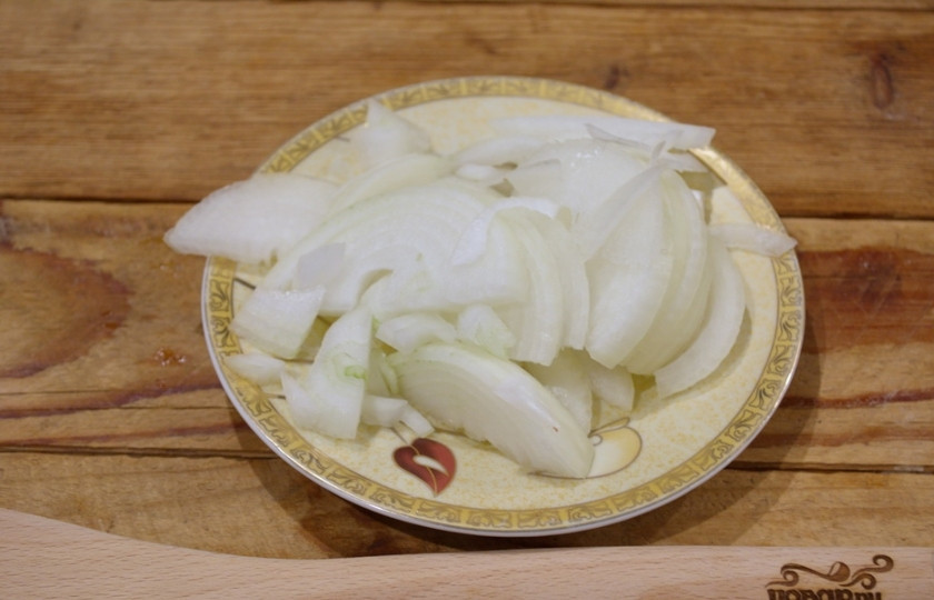 1. Этап. Скоблянка: Репчатый лук нарезаем полукольцами.