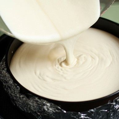 1. Этап. Творожник со взбитыми сливками и ванилью: Дальше - дело техники. Выливаем нашу творожную массу на корж. Форму с коржом оборачиваем фольгой и ставим в глубокий противень.