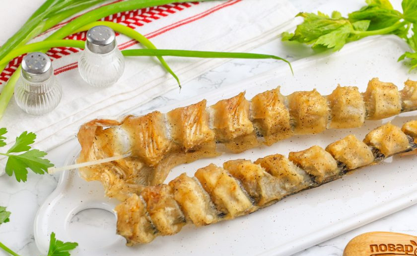 1. Этап. Юкола из щуки: Сушите юколу минимум неделю, максимум — месяц в прохладном ветреном месте. Обязательно следите за тем, чтобы нигде не было насекомых. Подавайте юколу из щуки к столу с пивом. Приятного вам аппетита!