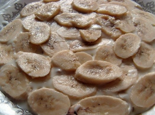 1. Этап. Пряничный торт без выпечки: 6. Бананы очистить и нарезать кружочками. Выложить их сверху слоя пряников.