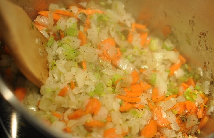 1. Этап. Простой гороховый суп с копченостями: 2. Вымойте и очистите оставшуюся морковь, лук, сельдерей и чеснок, нарежьте овощи мелко. В кастрюле растопите сливочное масло, обжаривайте овощи до мягкости со специями.