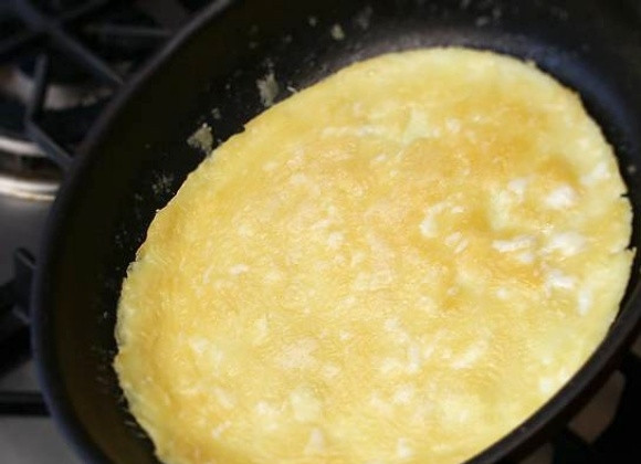 1. Этап. Рулет из фарша: Яично-молочную смесь вылить на сковороду и сделать омлет.