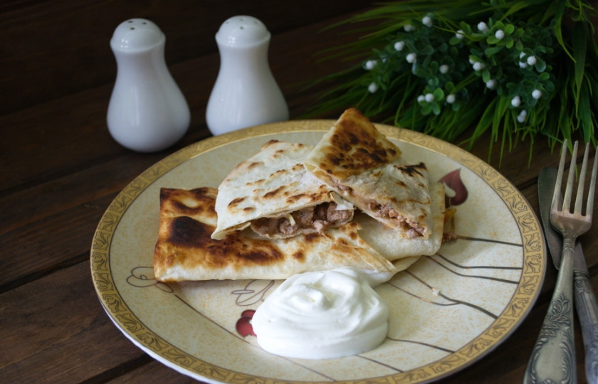 1. Этап. Ленивые пирожки с мясом: Обжариваем на растительном масле такой ленивый пирожок с двух сторон и подаем к столу со сметаной.