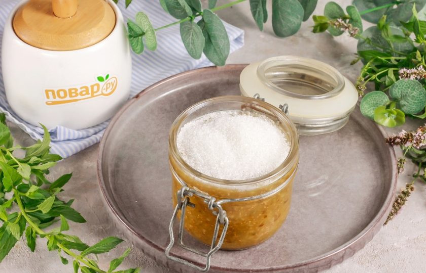 1. Этап. Инжир на зиму без варки: В сухую и чистую банку выложите инжирное пюре, оставляя сверху примерно 1 см. Засыпьте все сахарным песком и равномерно его распределите по поверхности, чтобы он образовал 