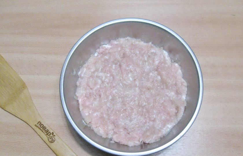 1. Этап. Пельмени из свинины и курицы: Посолите и поперчите фарш для пельменей по вкусу и очень тщательно перемешайте.