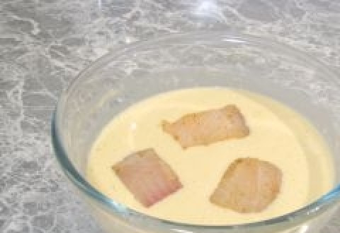 1. Этап. Кета в кляре: 6. Затем берём кусочки кеты и обмакиваем их в готовый кляр.