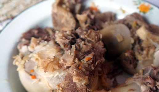 1. Этап. Фляки господарские: Отправить в кастрюлю с мясом овощи, добавить все перцы, лавровый лист, посолить, варить на среднем огне (можно под крышкой, тогда на слабом огне) часа три. Мясо на кости можно вынимать уже через 2 часа.