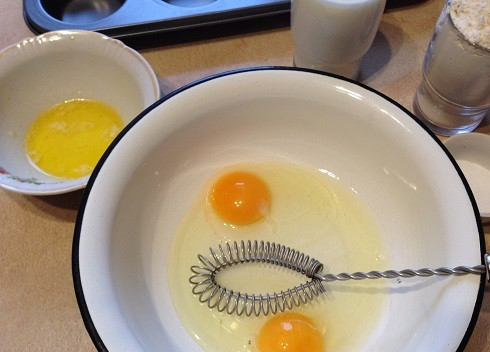 1. Этап. Ленивые эклеры с творожной начинкой: 1. Первым делом включаем духовку, пусть нагревается до 230 градусов. И готовим тесто. Молоко нам понадобится теплое, подогретое примерно до 30 градусов. Масло растопим, но оно не должно быть горячим. Вбиваем в миску яйца и взбиваем их с солью.