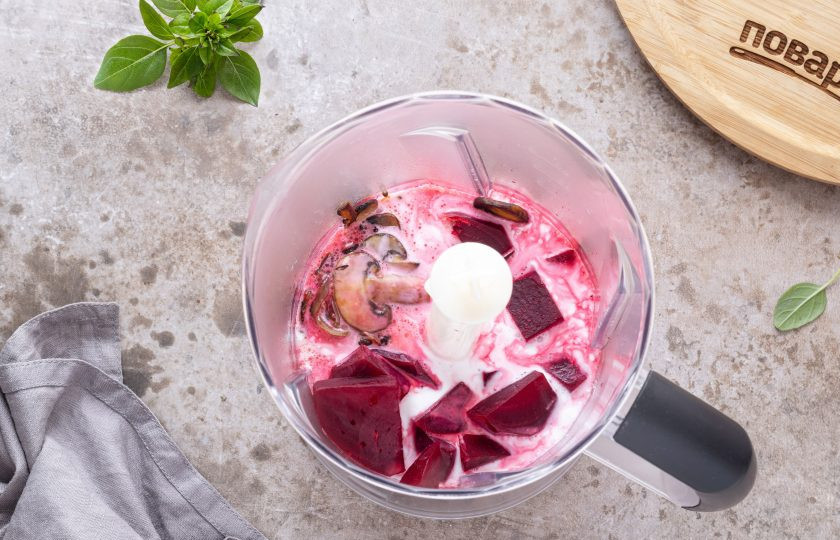 1. Этап. Карри из свеклы: В блендер поместите обжаренные шампиньоны с луком, половину вареный свеклы и воду в которой она варилась, влейте кокосовое молоко. Измельчите до однородной кремовой консистенции.