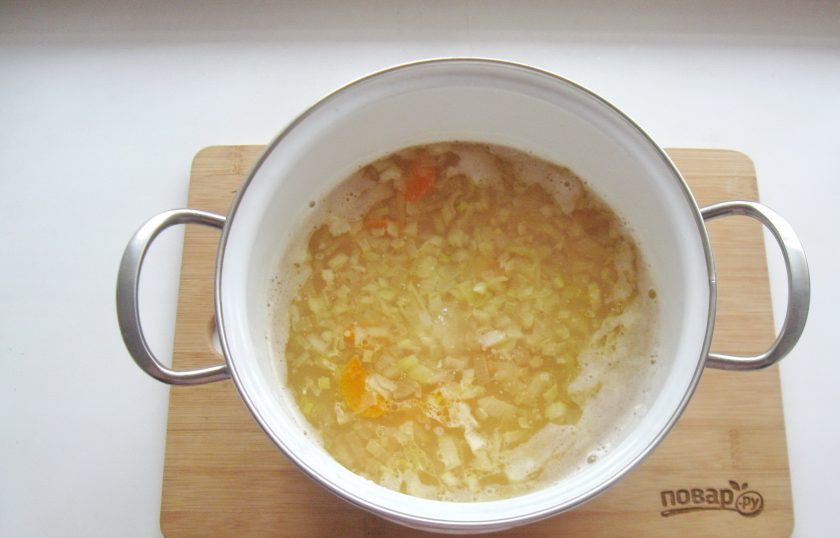 1. Этап. Гороховый суп с клецками: Добавьте овощи в суп и продолжайте варить.