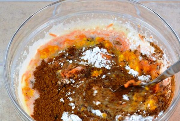 1. Этап. Кексы из моркови: Смешайте все ингредиенты и замесите тесто.