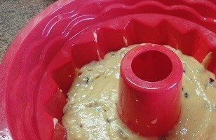 1. Этап. Карамельный медовик постный: Муку просейте, добавьте соду (ложка без верха), соль и перемешайте. Сюда же добавьте орехи с клюквой и еще раз перемешайте. К жидким ингредиентам добавьте сухие и перемешайте. Тесто имеет консистенцию густой сметаны. Форму для запекания диаметром 18-20 см застелите пекарской бумагой или используйте силиконовую форму. Выпекайте 25-30 минут. Все зависит от вашей духовки.