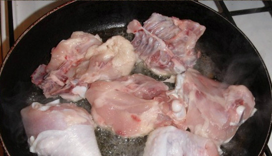 1. Этап. Курица, тушенная с чесноком: Курицу промываем, высушиваем на бумажном полотенце. Разрезаем птицу на крупные части. Отправляем обжариваться в масле на раскаленную сковороду. Огонь делаем средний.