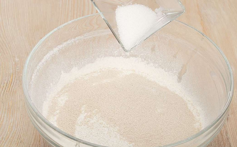 1. Этап. Хлеб с сухофруктами в духовке: Засыпьте сахар.