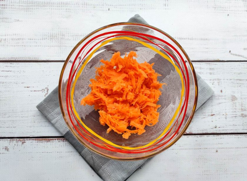 1. Этап. Салат Калейдоскоп с крабовыми палочками: Морковь хорошо помойте, почистите и натрите на средней терке.