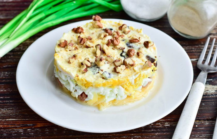 1. Этап. Салат Чебурашка с курицей: В завершении украсьте салат грецкими орешками.