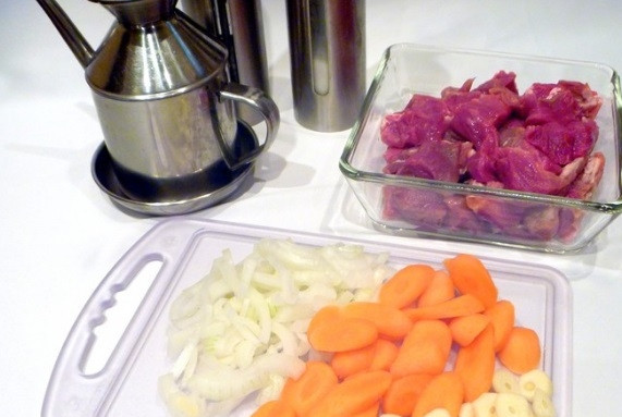 1. Этап. Сушеные грибы в горшочках: Лук, чеснок и морковь почистите, промойте и произвольно нарежьте. Мясо промойте и нарубите небольшими кусочками.