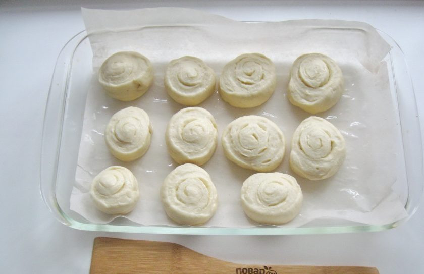 1. Этап. Белая глазурь для булочек: Выложите булочки в форму для выпечки.