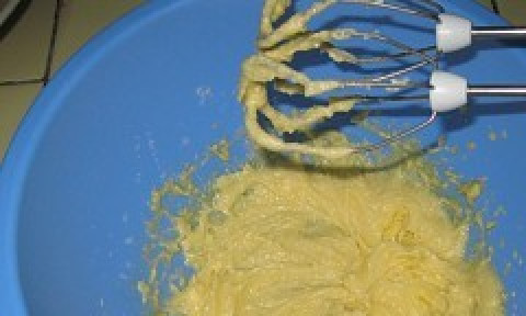 1. Этап. Запеканка из манки: 5. Блендером или венчиком вручную доводим смесь до однородного состояния.