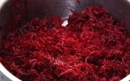 1. Этап. Хрен со свеклой: Свеклу натереть на мелкой терке.