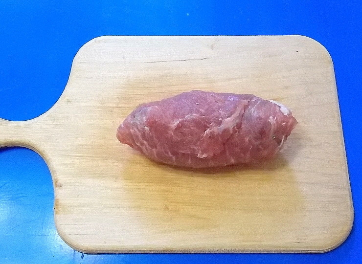 1. Этап. Голубцы Матрешки: Положите на каждый кусок начинку и плотно заверните.