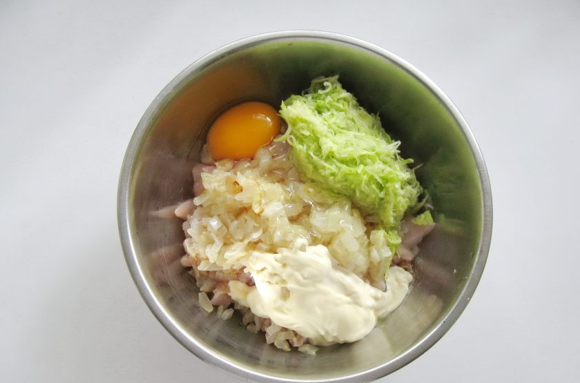 1. Этап. Рубленые куриные котлеты с кабачком: Разбейте в миску яйца, выложите майонез.