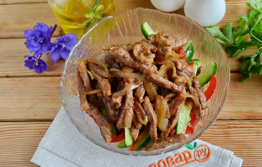 1. Этап. Ве-ча: С огурцов слейте жидкость, добавьте порезанный перец красный соломкой, перец красный и черный молотые, чеснок рубленый, сахар, уксус, мясо с жиром, оставшимся в сковороде.