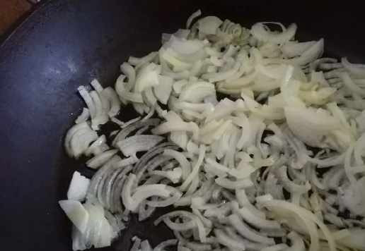 1. Этап. Курица с болгарским перцем в сливочном соусе: Лук нарезать четверть-кольцами и спассеровать на растительном масле.