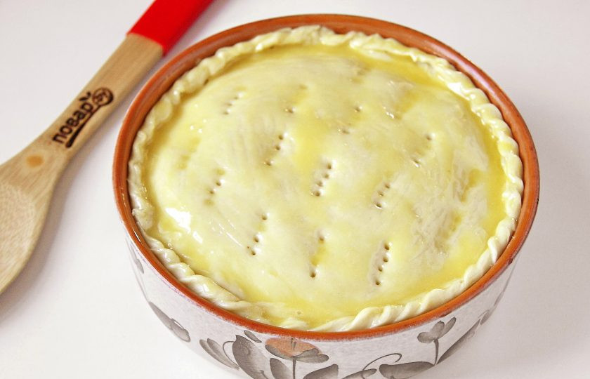 1. Этап. Мясной пай: Любым удобным способом защипните края. Сделайте проколы вилкой для выхода пара и смажьте тесто желтком.