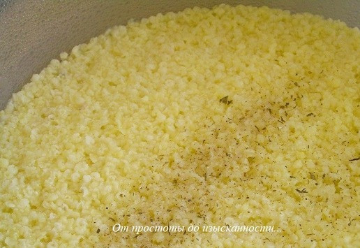 1. Этап. Пшено с тунцом и морепродуктами: Чашу для супа поставьте в чашу №3, залейте пшено горячей водой (450-500 мл), перемешайте, накройте крышкой. Включите пароварку, выберите время приготовления 25 минут. Нажмите кнопку пуска. Во время приготовления перемешайте пшено 2-3 раза. За 5 минут до окончания приготовления аккуратно поставьте чашу №2 под чашу №3 пароварки. Остерегайтесь выхода горячего пара! По окончании приготовления прозвучит звуковой сигнал. Выключите пароварку, откройте крышку. Приправьте пшено по вкусу солью и перцем.