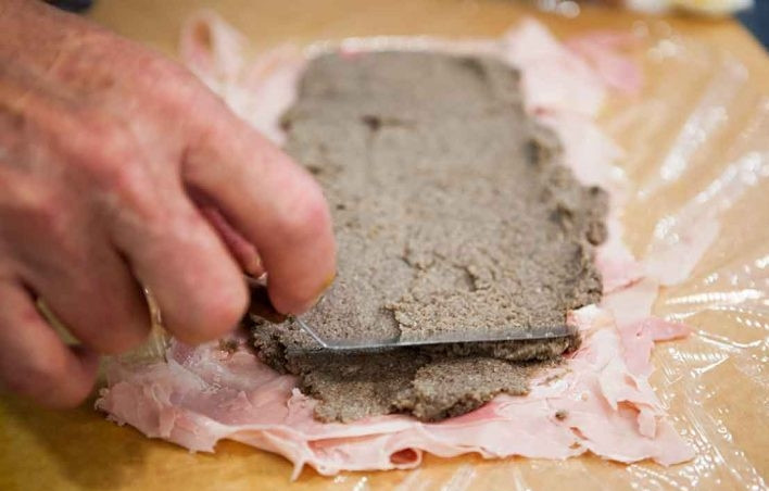 1. Этап. Говядина Веллингтон с грибной пастой: 4. Смажьте ветчину грибной пастой.