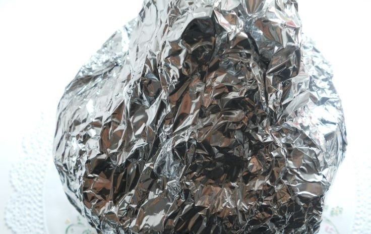 1. Этап. Каша в тыкве в духовке: Закройте тыкву верхушкой. Заверните всё в фольгу в 2-3 слоя.