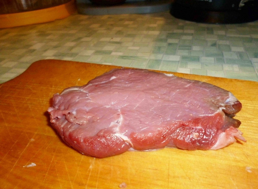 1. Этап. Немецкий шницель: Немецкий шницель не нужно отбивать. Подготовьте хороший большой кусочек телятины.