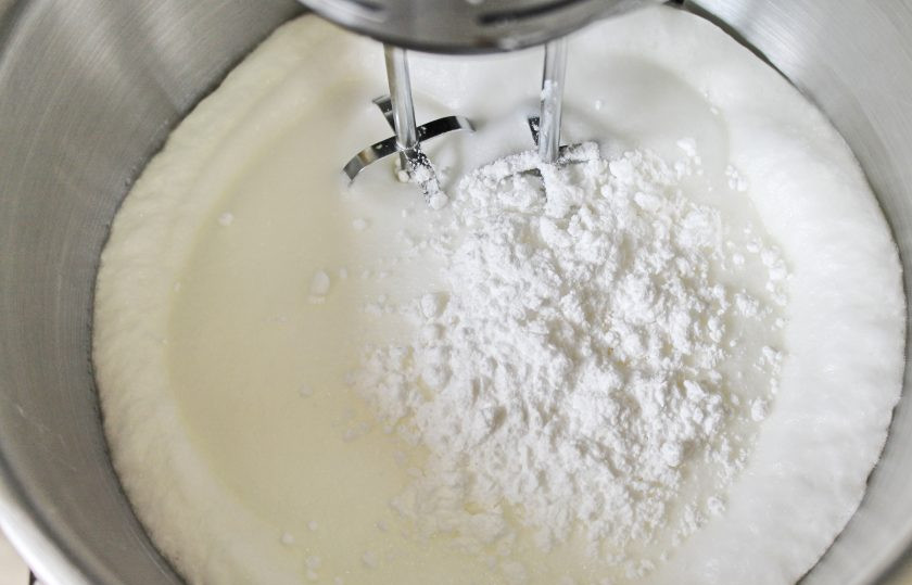 1. Этап. Меренговый рулет с клубникой: Увеличьте скорость взбивания, влейте лимонный сок. Продолжая взбивать, добавляйте порциями сахарную пудру.