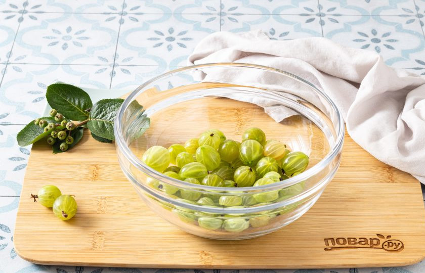 1. Этап. Варенье из крыжовника без воды: Затем переберите ягоды и отрежьте хвостики с двух сторон. Переложите в глубокую миску.