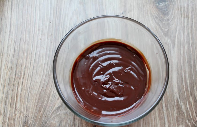 1. Этап. Торт Риго Янчи: В миску выложите поломанный шоколад, влейте 60 миллилитров сливок и разогрейте на водяной бане. Перемешивайте до однородности. Влейте коньяк и перемешайте.