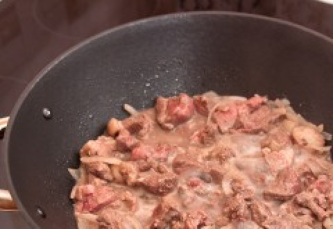 1. Этап. Баклажаны по-дагестански: Добавляем мясо, продолжаем жарить.