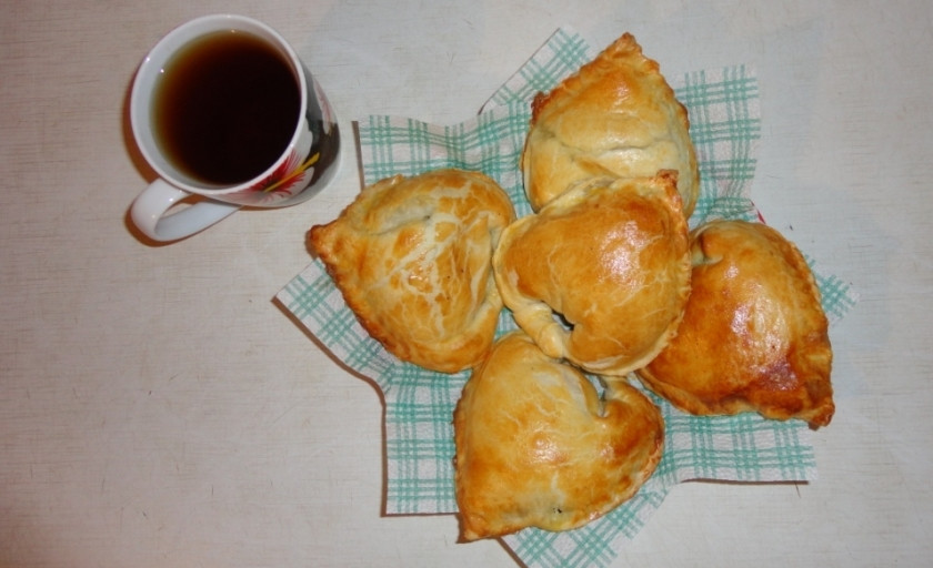 1. Этап. Пирожки с адыгейским сыром: 3. Заготовки выкладываем на застеленный бумагой для выпечки противень (бумагу можно смазать слегка маслом). Желательно каждый пирожок перед запеканием проткнуть в пару раз зубочисткой. Выпекаем пирожки 20-25 минут при 180 градусах в духовке. Готово!