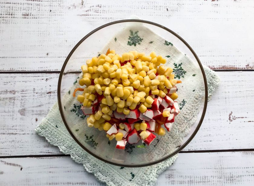 1. Этап. Салат Виктория с крабовыми палочками: Добавьте консервированную кукурузу.