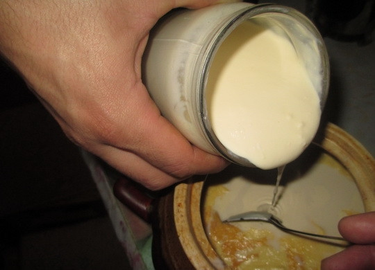 1. Этап. Закваска для ряженки: 4. Все перемешиваем и ставим в теплое место для закисания. Лучше это делать с вечера, и на утро уже все будет готово.