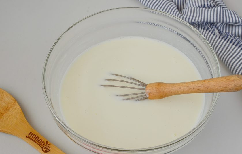 1. Этап. Желейный торт: Сметану смешайте с 300 грамм сахара, потом прогрейте желатин до растворения, и влейте в сметану. Перемешайте. Масса сначала будет жидкой, а потом по мере остывания станет плотнее.